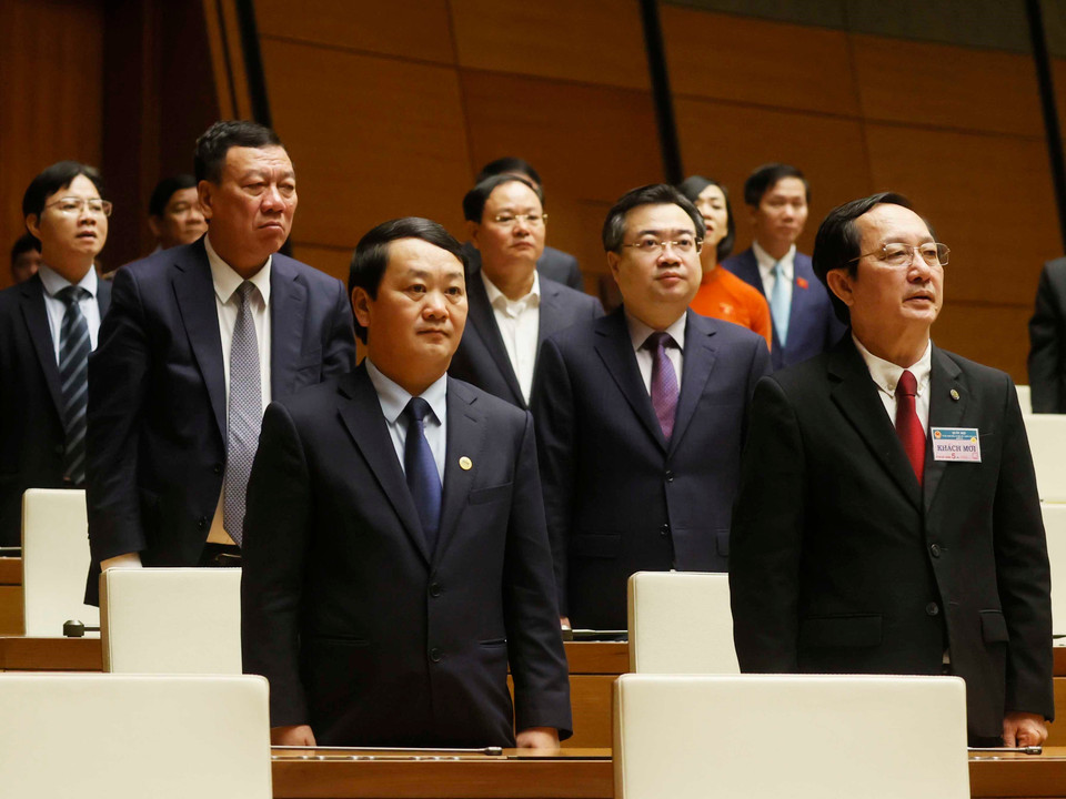 Các đại biểu thực hiện nghi lễ chào cờ. (Ảnh: Nhan Sáng/TTXVN)