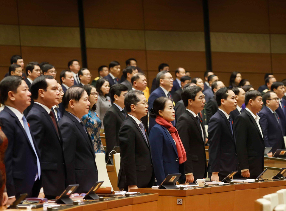 Các đại biểu thực hiện nghi lễ chào cờ. (Ảnh: Nhan Sáng/TTXVN)