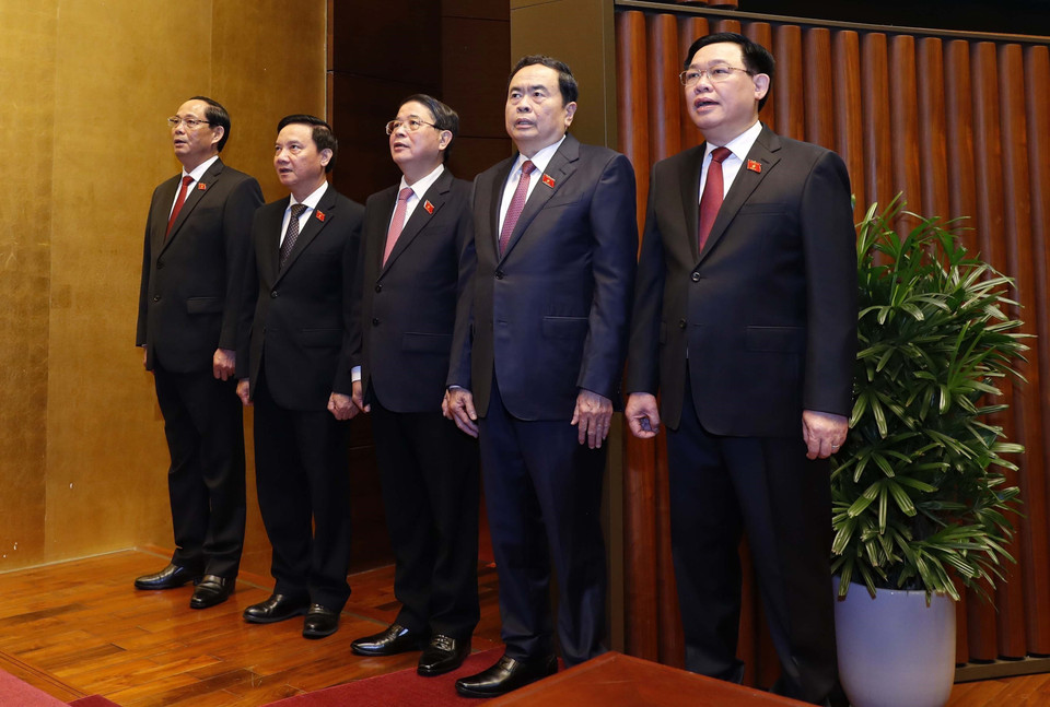 Chủ tịch Quốc hội Vương Đình Huệ và các Phó Chủ tịch Quốc hội thực hiện nghi lễ chào cờ. (Ảnh: Nhan Sáng/TTXVN)