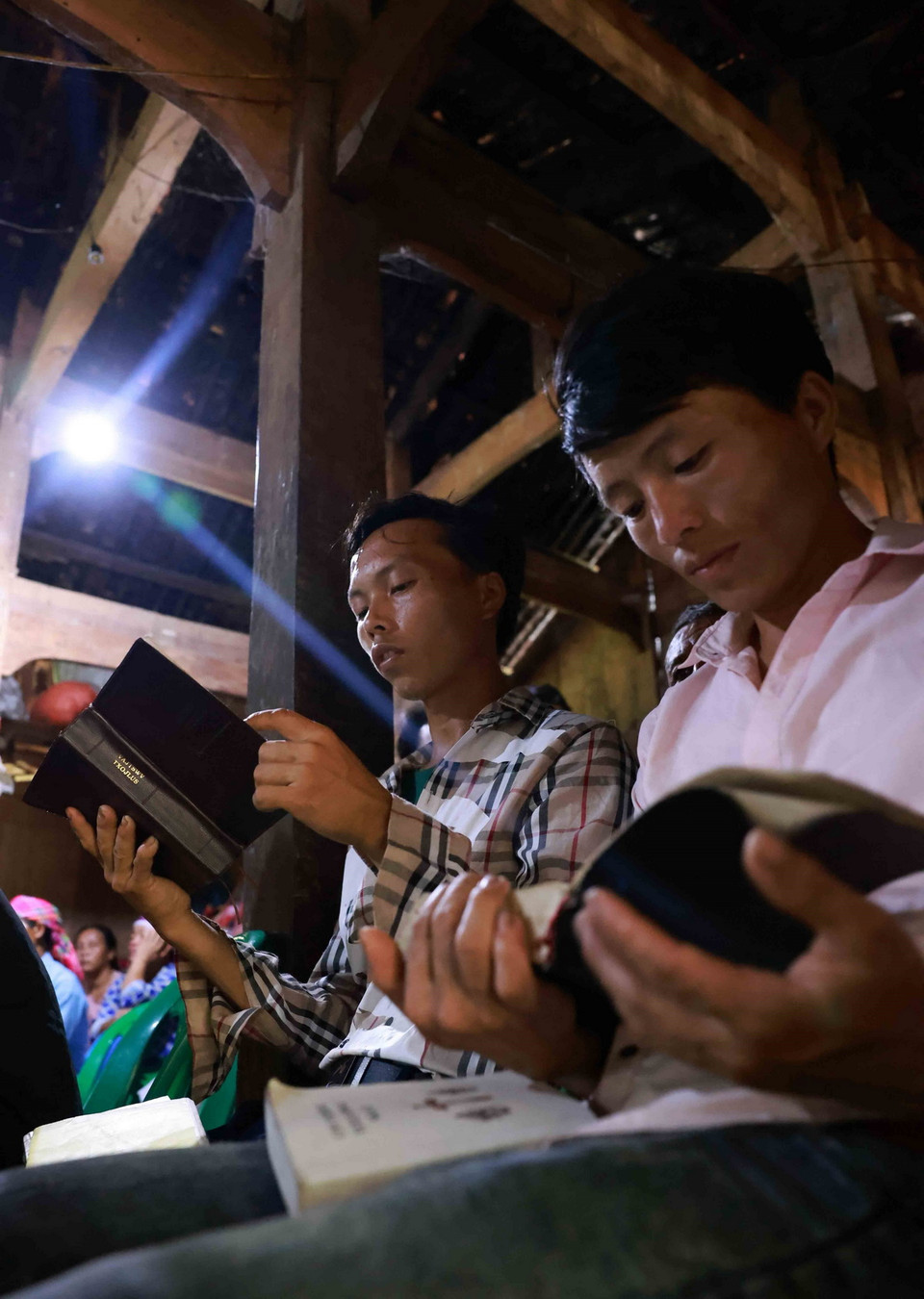 Không chỉ là nơi sinh hoạt tôn giáo, điểm nhóm Tin lành còn là nơi bà con gặp gỡ, trao đổi chủ trương chính sách của Đảng và Nhà nước, kiến thức pháp luật cũng như chia sẻ cách làm ăn, hướng tới những điều tốt lành. (Ảnh: Nhật Anh/TTXVN)