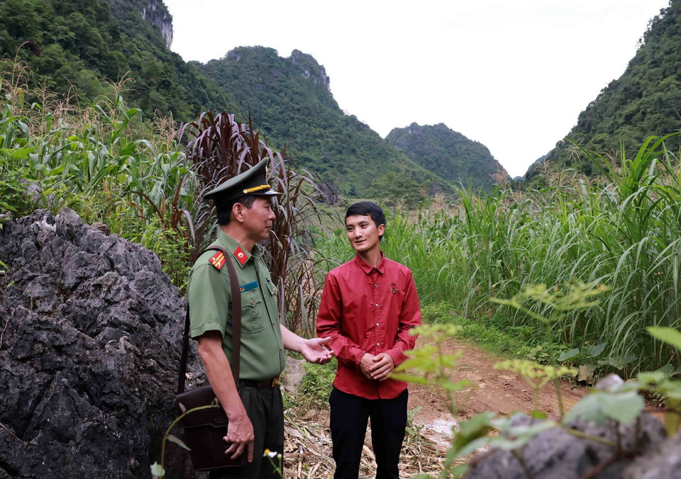 Đồng chí Dương Đại Sơn, Trưởng công an xã Thượng Thôn thường xuyên trao đổi với anh Lý Văn Sì, Trưởng điểm nhóm Chàng Đỉ, xóm Lũng Mủm (Hà Quảng, Cao Bằng) về đời sống, tư tưởng của các tín đồ Tin lành trên địa bàn. (Ảnh: Nhật Anh/TTXVN)