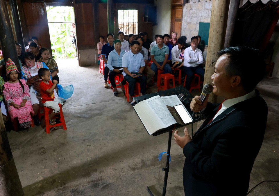 Ông Hoàng Văn Sùng, trưởng điểm nhóm Tin Lành người Mông xóm Nà Ca thông báo với giáo dân về hoạt động của mô hình "Điểm nhóm tôn giáo tự quản trong giữ gìn an ninh trật tự". (Ảnh: Nhật Anh/TTXVN)