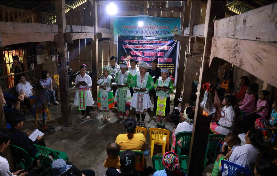 Mỗi sáng thứ Năm và chiều Chủ nhật, điểm nhóm sinh hoạt tôn giáo Tin lành tại nhà ông Hoàng A Dí (xóm Pác Rà, xã Lý Bôn, huyện Bảo Lâm, tỉnh Cao Bằng) lại vang lên những bài thánh ca, lời giảng kinh thánh. (Ảnh: Nhật Anh/TTXVN)