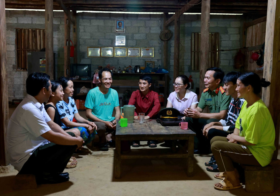 Anh Hoàng Văn Sỹ (ngồi giữa áo xanh), tín đồ Tin lành người Mông ở xóm Lũng Mủm (xã Thượng Thôn, huyện Hà Quảng) chia sẻ: "Khoảng 10 năm nay, với sự hỗ trợ của Đảng, Nhà nước và chính quyền địa phương, gia đình tôi đã thoát nghèo". (Ảnh: Nhật Anh/TTXVN)