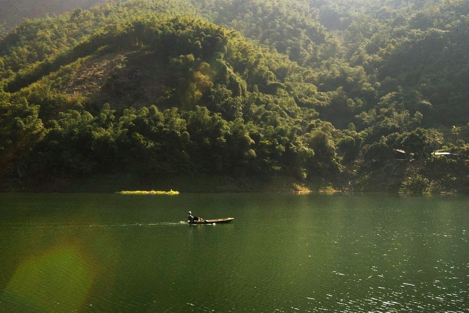 Một người đánh lưới thong thả chèo thuyền trong một buổi sáng bình yên trên hồ Hòa Bình. (Ảnh: Trọng Đạt/TTXVN)
