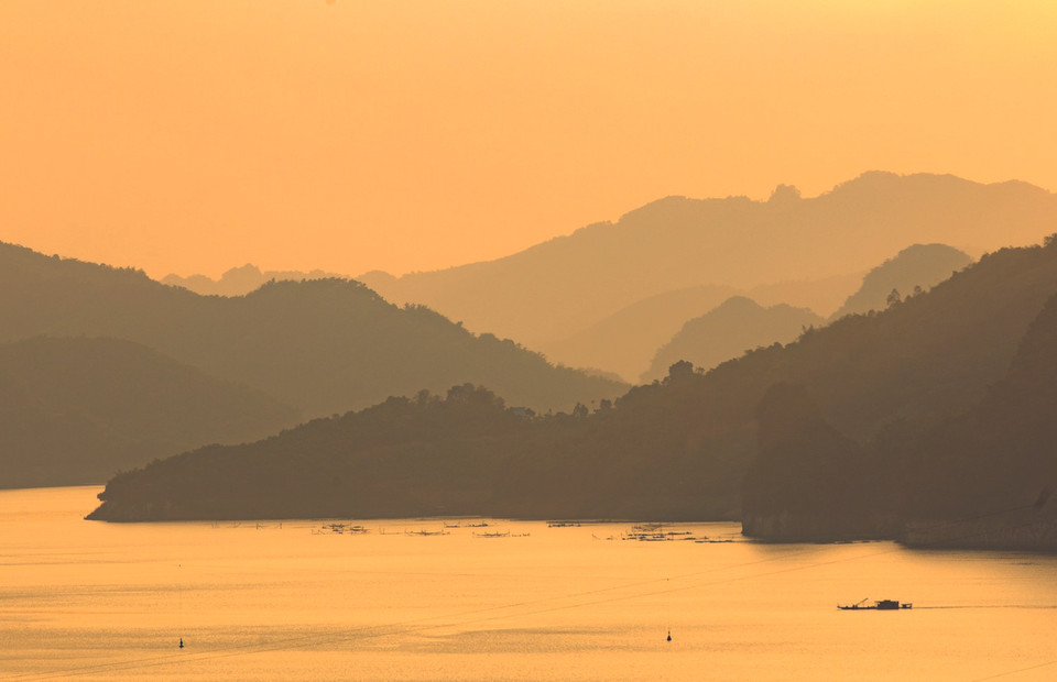 Khung cảnh núi non trùng điệp trong chiều hoàng hôn trên hồ Hòa Bình. (Ảnh: Trọng Đạt/TTXVN)