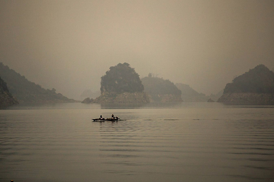 Cảnh quan sông núi lẩn khuất trong những màn sương mù mỏng và hoạt động của con người điểm xuyến tạo nên một bức tranh thủy mặc đầy thơ mộng. (Ảnh: Trọng Đạt/TTXVN)