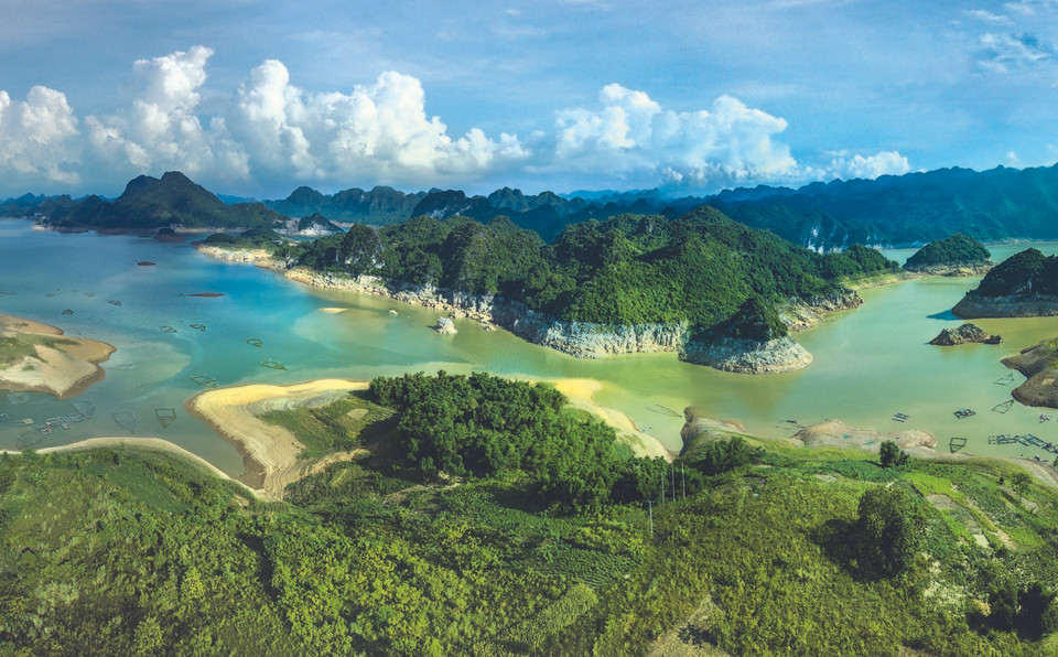  Hình ảnh một Vịnh Hạ Long của vùng núi Tây Tắc hùng vĩ và nên thơ. (Ảnh: Trọng Đạt/TTXVN)