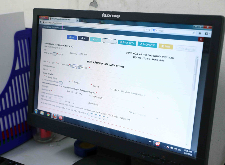 Người vi phạm có thể nộp tiền phạt, đăng ký địa chỉ để nhận lại giấy tờ bị tạm giữ sau khi đã chấp hành xong quyết định xử phạt. (Ảnh: Phạm Kiên/TTXVN)