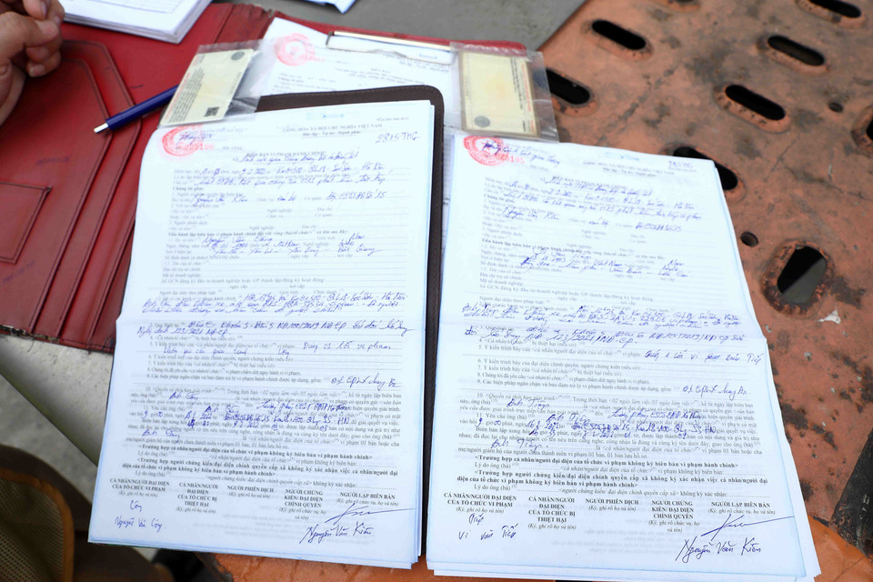 Biên bản vi phạm hành chính sẽ được lực lượng cảnh sát giao thông đưa về đơn vị để nhập vào hệ thống phần mềm xử lý vi phạm. (Ảnh: Phạm Kiên/TTXVN)