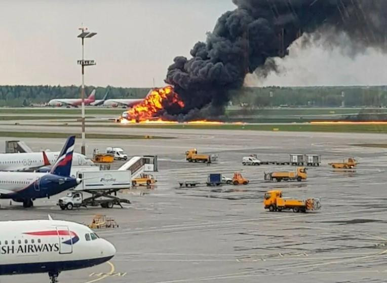 Máy bay chở khách bốc cháy dữ dội tại sân bay Sheremetyevo ở Khimki, Nga ngày 5/5/2019. (Ảnh: AFP/TTXVN)