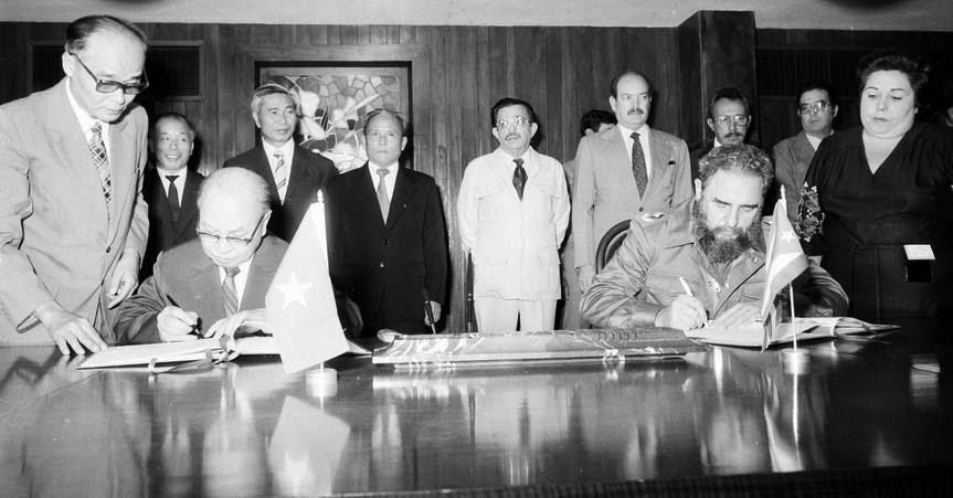 Chủ tịch Trường Chinh và Chủ tịch Fidel Castro ký Hiệp ước Hữu nghị và hợp tác Việt Nam - Cuba. (Ảnh: TTXVN)