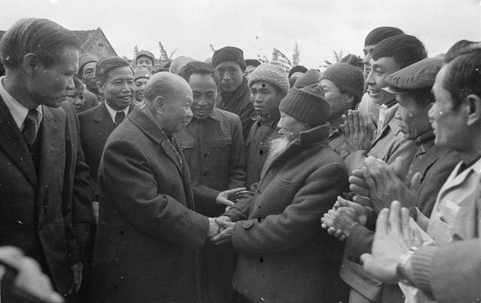 Tổng Bí thư Trường Chinh thăm hỏi các cụ già xã Sài Sơn, huyện Quốc Oai, Hà Sơn Bình (ngày 3/2/1984). (Ảnh: Kim Hùng/TTXVN)