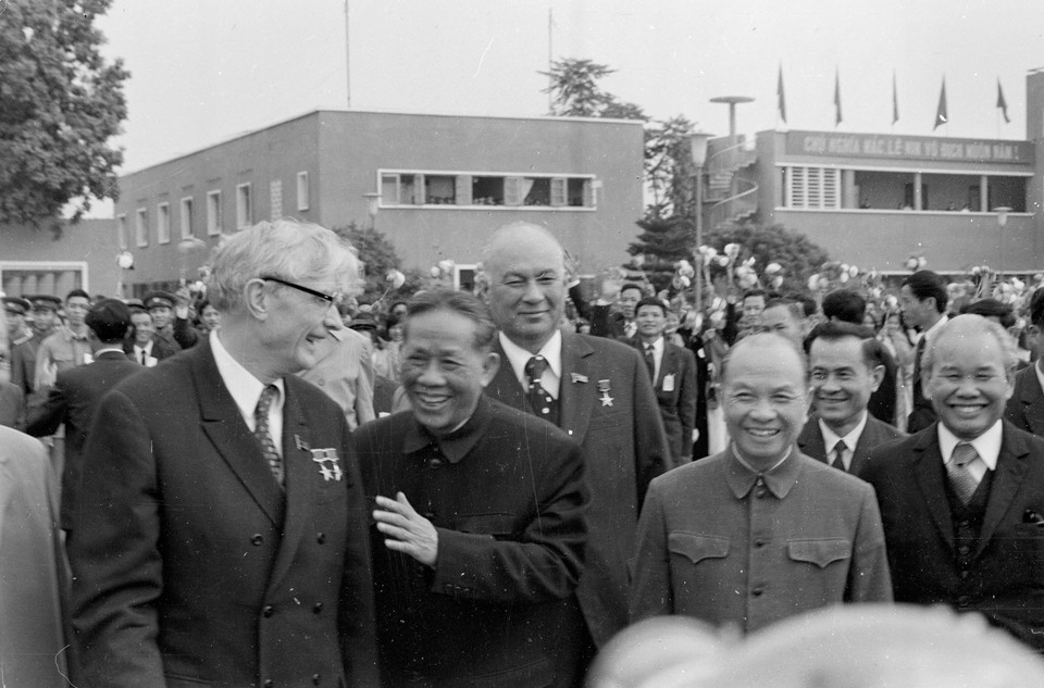 Đồng chí Lê Duẩn, đồng chí Trường Chinh đón đoàn Đảng Cộng sản Liên Xô sang thăm chính thức Việt Nam, ngày 12/12/1976. (Ảnh: Tư liệu TTXVN)