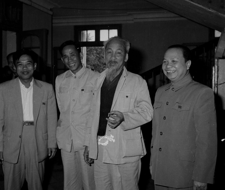 Chủ tịch Hồ Chí Minh và đồng chí Trường Chinh, Lê Duẩn, Phạm Hùng, tại kỳ họp thứ 4 Quốc hội khoá II (4/1962). (Ảnh: TTXVN)