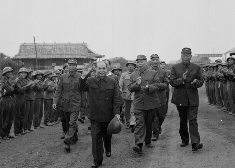 Tổng Bí thư Trường Chinh chúc Tết bộ đội Trường Sơn, Xuân Giáp Dần 1974. (Ảnh: Lâm Hồng/TTXVN)