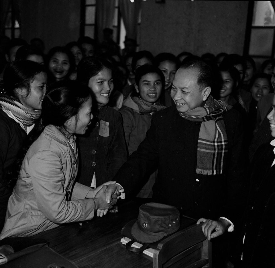 Tổng Bí thư Trường Chinh trò chuyện với các đại biểu tại Đại hội Đảng bộ tỉnh Nam Hà (6/12/1972). (Ảnh: TTXVN)