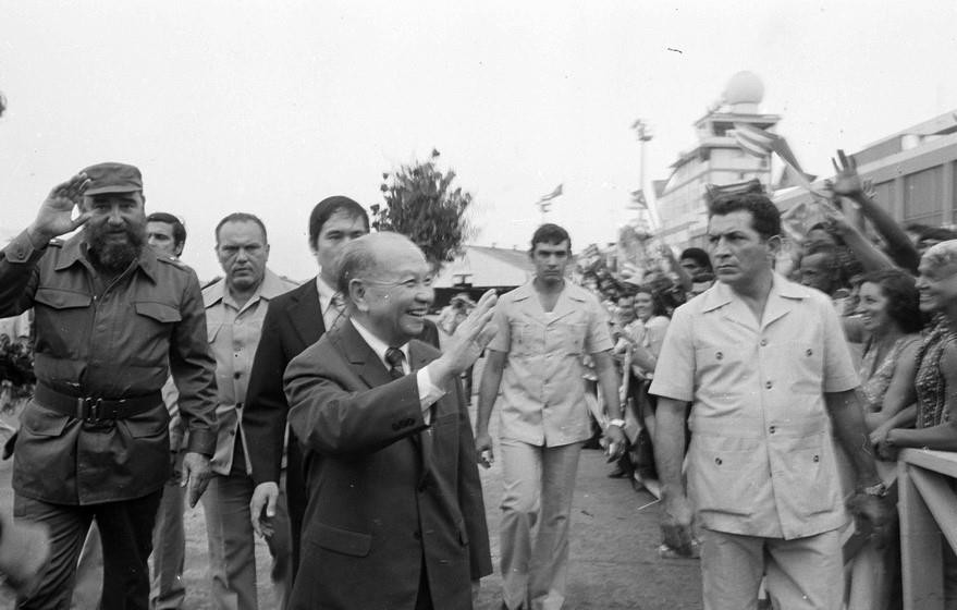 Chủ tịch Fidel Castro đón đồng chí Trường Chinh sang thăm chính thức Cuba, ngày 19/10/1982. (Ảnh: TTXVN)