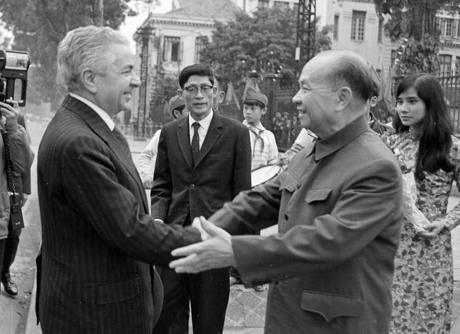 Đồng chí Trường Chinh tiếp đoàn Đại biểu Quốc hội Rumani sang thăm chính thức Việt Nam, ngày 27/2/1978. (Ảnh: Thế Trung/TTXVN)