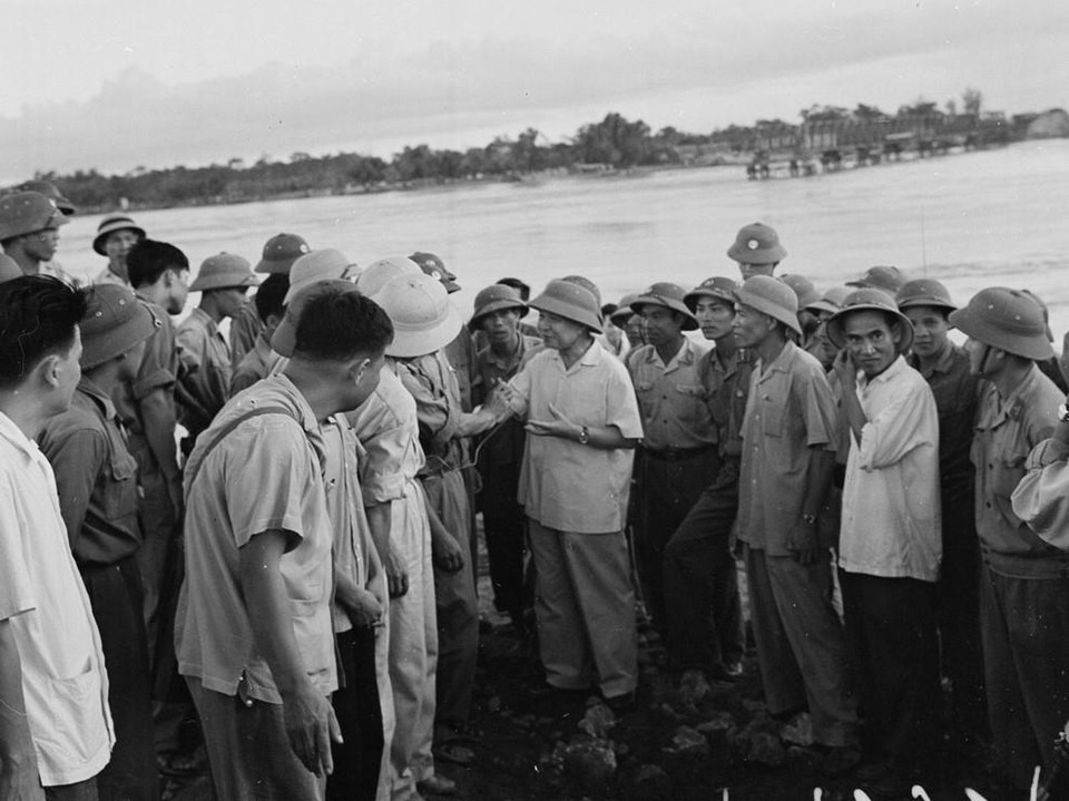 Đồng chí Trường Chinh thăm công trường T100 tại Hải Hưng. (Ảnh: Ngọc Khanh/TTXVN)