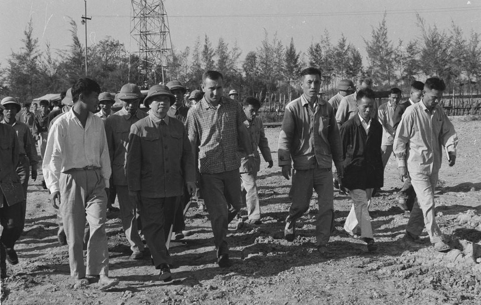 Tổng Bí thư Trường Chinh thăm công trường khoan dầu tại Đông Hưng, Thái Bình. (Ảnh: Ngọc Khanh/TTXVN)