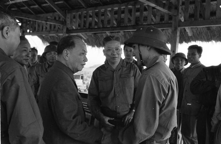 Đồng chí Trường Chinh tên thật là Đặng Xuân Khu (sinh ngày 9/2/1907) trong một gia đình trí thức yêu nước tại làng Hành Thiện, xã Xuân Hồng, huyện Xuân Trường, tỉnh Nam Định. Trong ảnh: Tổng Bí thư Trường Chinh trò chuyện với anh hùng Lê Mã Lương trong chuyến về thăm Quảng Trị (năm 1974). (Ảnh: Lâm Hồng/TTXVN)