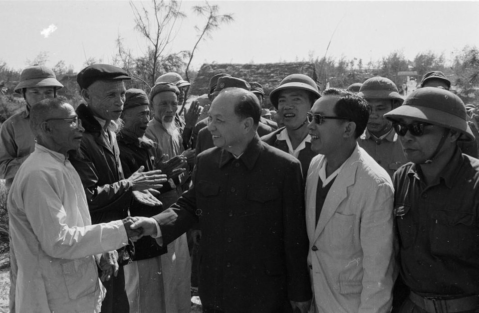 Tổng Bí thư Trường Chinh nói chuyện với đồng bào cán bộ chiến sỹ xã Ngư Thuỷ, Quảng Bình, xuân Giáp Dần 1974. (Ảnh: Lâm Hồng/TTXVN)