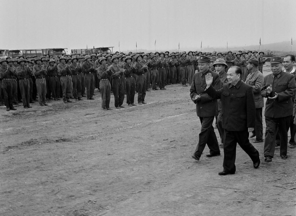 Trên mọi cương vị công tác, đồng chí đã thể hiện là người cán bộ lãnh đạo mẫu mực, tuyệt đối trung thành với sự nghiệp cách mạng của Đảng, hoàn thành xuất sắc nhiệm vụ được giao, nhà chính trị tài ba; nhà tư tưởng, lý luận chính trị kiệt xuất; nhà văn hóa lớn của dân tộc. Trong ảnh: Tổng Bí thư Trường Chinh thăm và chúc Tết Bộ đội Trường Sơn (năm 1974). (Ảnh: Lâm Hồng/TTXVN)