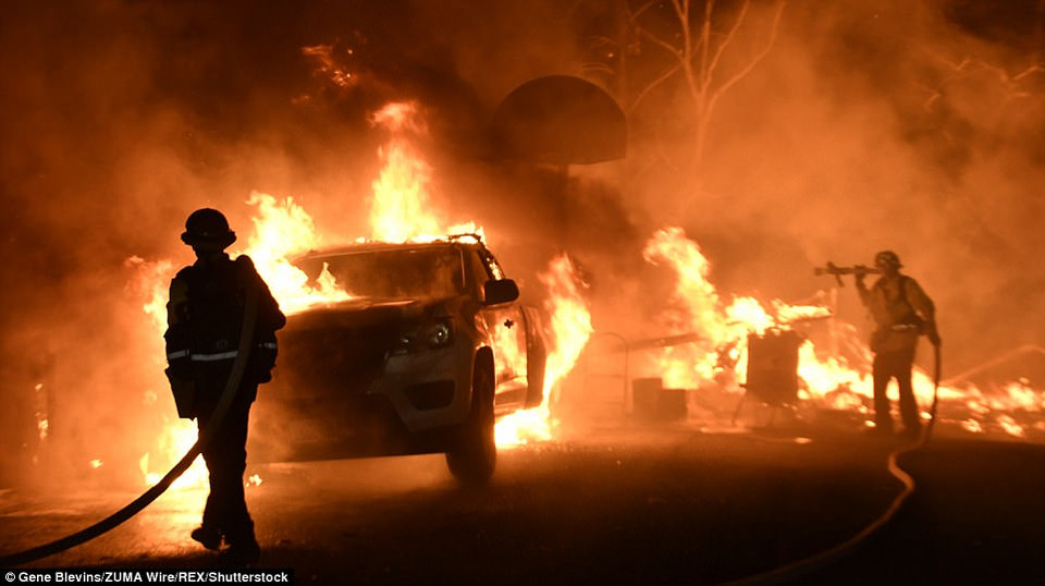 Lính cứu hỏa ở Quận Venturra có một đêm thức trắng. (Nguồn: REX)