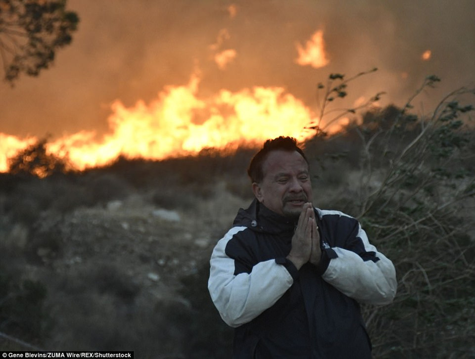 Một người đàn ông cầu nguyện cho người thân của mình. (Nguồn: REX)