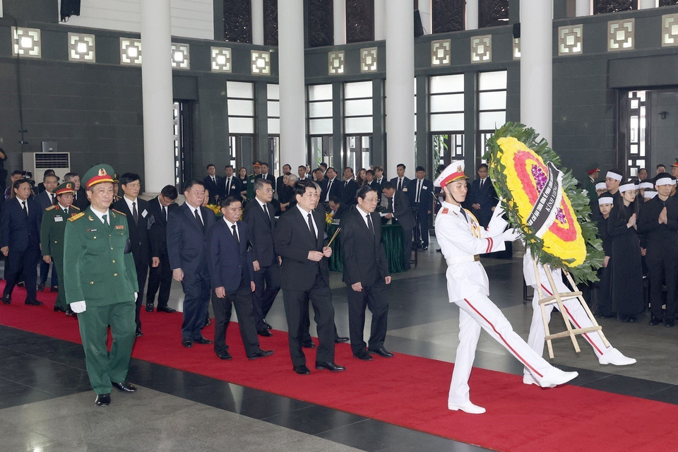 Đoàn Ban Chỉ đạo Trung ương về phòng, chống tham nhũng, tiêu cực do đồng chí Lương Cường, Ủy viên Bộ Chính trị, Thường trực Ban Bí thư, Phó Trưởng Ban Chỉ đạo Trung ương về phòng, chống tham nhũng, tiêu cực làm Trưởng đoàn vào kính viếng đồng chí Nguyễn Phú Trọng. (Ảnh: TTXVN)