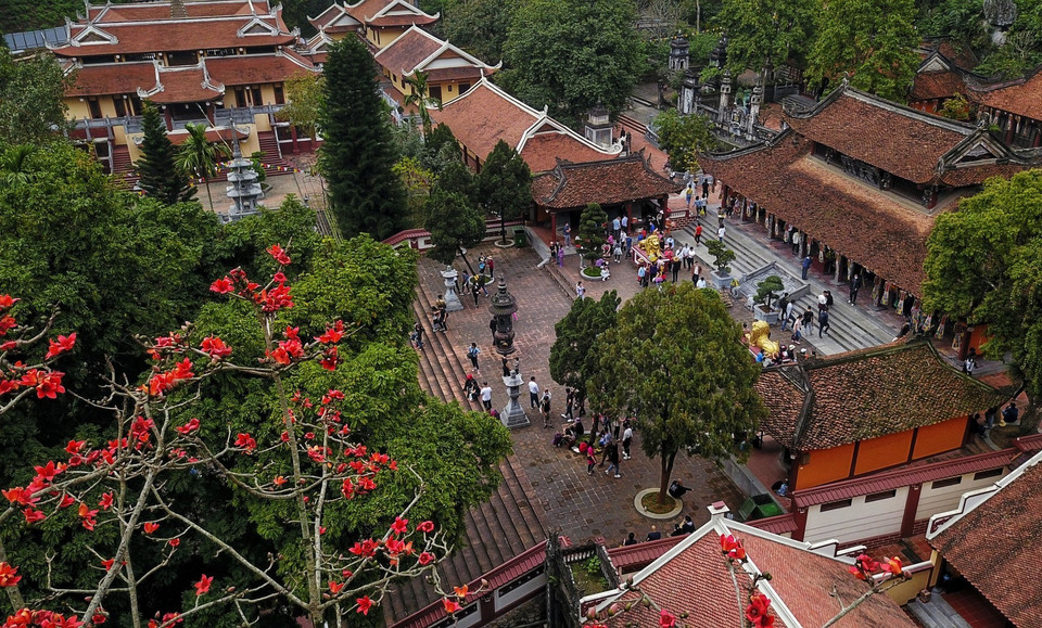 Chùa Thiên Trù nhộn nhịp trong ngày chùa Hương chính thức mở cửa trở lại. (Ảnh: Thành Đạt/TTXVN)