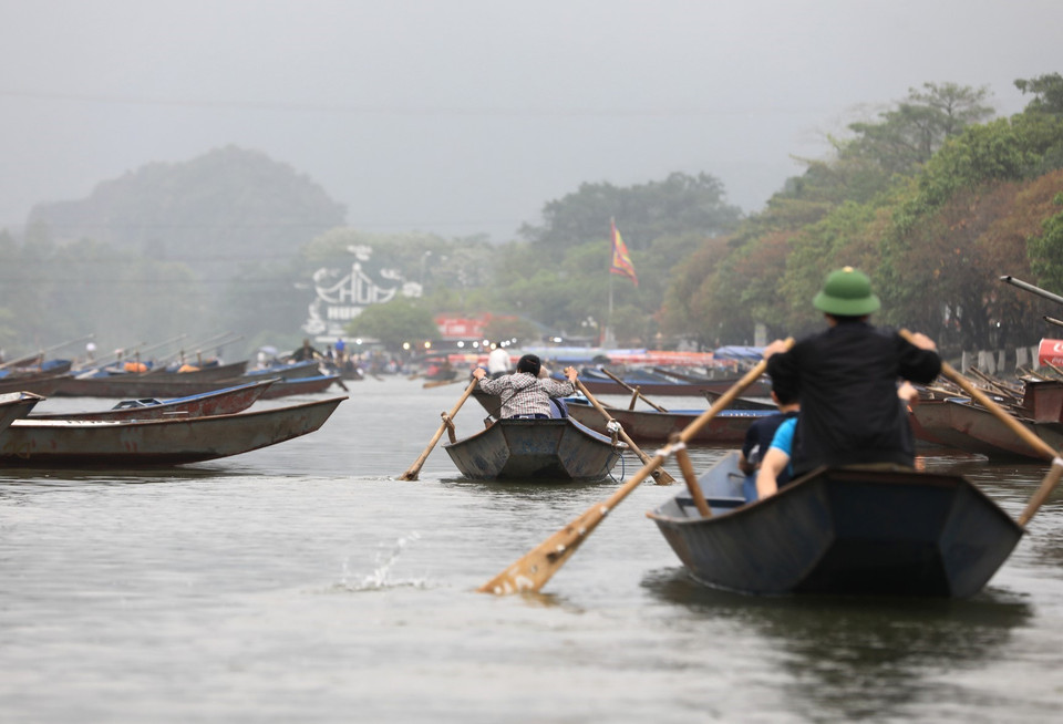 Suối Yến trở lại cảnh nhộn nhịp vốn có trong dịp lễ hội với những chuyến đò chở khách tham quan liên tục rời bến Đục Khê. (Ảnh: Thành Đạt/TTXVN) 