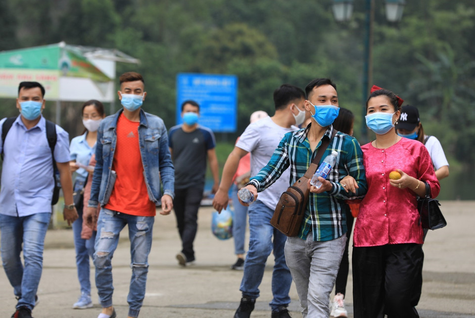 Các bạn trẻ đi lễ chùa, tham quan, vãn cảnh chùa Hương đều phải thực hiện nghiêm thông điệp 5K của Bộ Y tế, trong đó có việc đeo khẩu trang phòng chống dịch. (Ảnh: Thành Đạt/TTXVN)