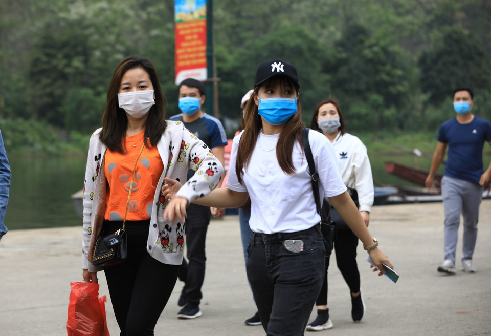 Các bạn trẻ đi lễ chùa, tham quan, vãn cảnh chùa Hương đều phải thực hiện nghiêm thông điệp 5K của Bộ Y tế, trong đó có việc đeo khẩu trang phòng chống dịch. (Ảnh: Thành Đạt/TTXVN)