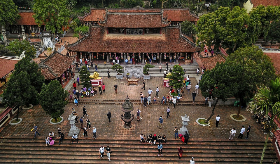 Chùa Thiên Trù nhộn nhịp trong ngày chùa Hương chính thức mở cửa trở lại. (Ảnh: Thành Đạt/TTXVN)