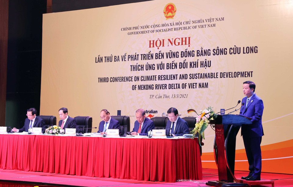 Bộ trưởng Bộ Tài nguyên và Môi trường Trần Hồng Hà trình bày Báo cáo đánh giá 3 năm thực hiện Nghị quyết số 120/NQ-CP ngày 17/11/2017 về phát triển bền vững Đồng bằng sông Cửu Long thích ứng với biến đổi khí hậu; đề xuất giải pháp thúc đẩy thực hiện Nghị quyết trong thời gian tới. (Ảnh: Thống Nhất/TTXVN)