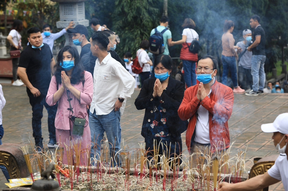 Du khách đến lễ chùa, tham quan, vãn cảnh chùa Hương đều phải thực hiện nghiêm thông điệp 5K của Bộ Y tế, trong đó có việc đeo khẩu trang phòng chống dịch. (Ảnh: Thành Đạt/TTXVN)