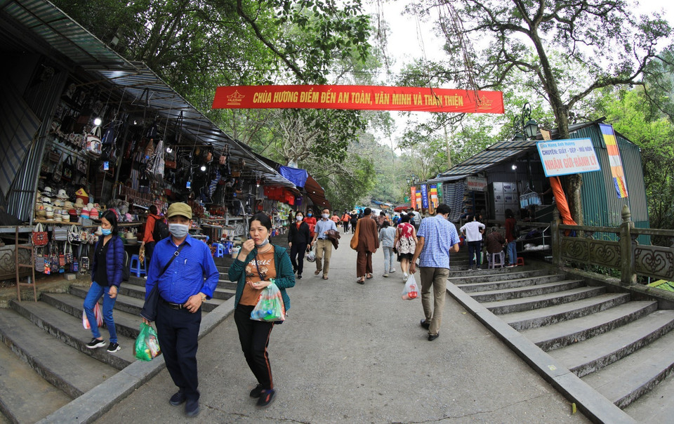  Đường lên chùa Thiên Trù khá thông thoáng trong đầu buổi sáng 13/3. (Ảnh: Thành Đạt/TTXVN)