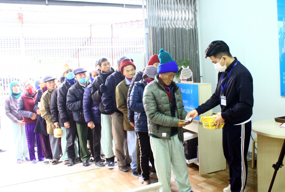 Từ khoảng 10 giờ trưa, rất đông bệnh nhân, người lao động đã tập trung xếp hàng để mua cơm với giá 2.000 đồng. (Ảnh: Tá Chuyên/TTXVN)