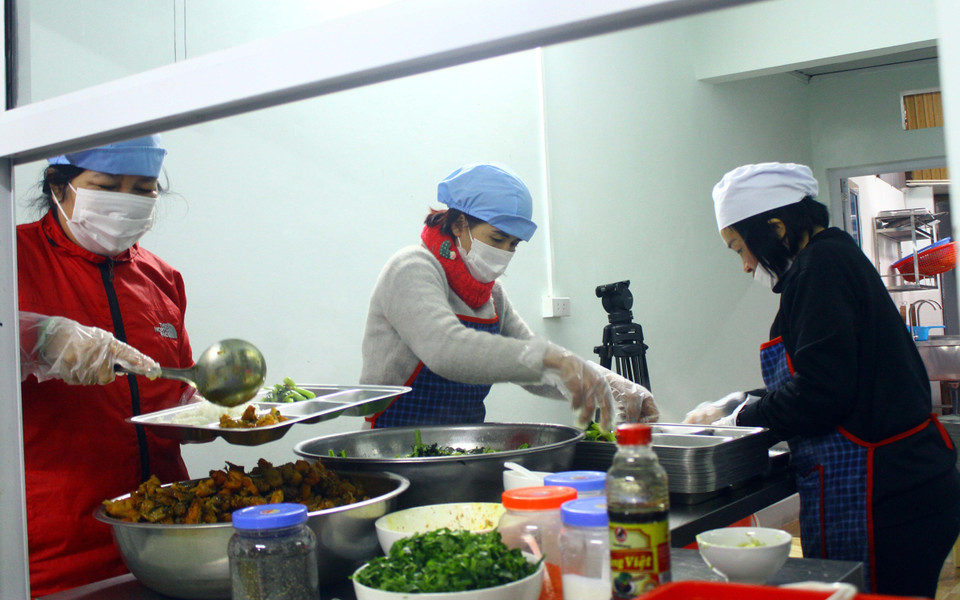 Phục vụ trong các quán chủ yếu là các tình nguyện viên, sinh viên nhằm chia sẻ khó khăn với các bệnh nhân, người lao động có hoàn cảnh khó khăn. (Ảnh: Tá Chuyên/TTXVN)