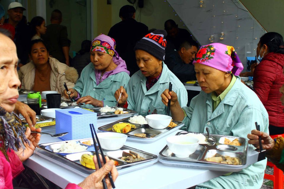 Những suất cơm giá 2.000 đồng giúp các bệnh nhân, người lao động có hoàn cảnh khó khăn vơi bớt khó khăn, vươn lên trong cuộc sống. (Ảnh: Tá Chuyên/TTXVN)