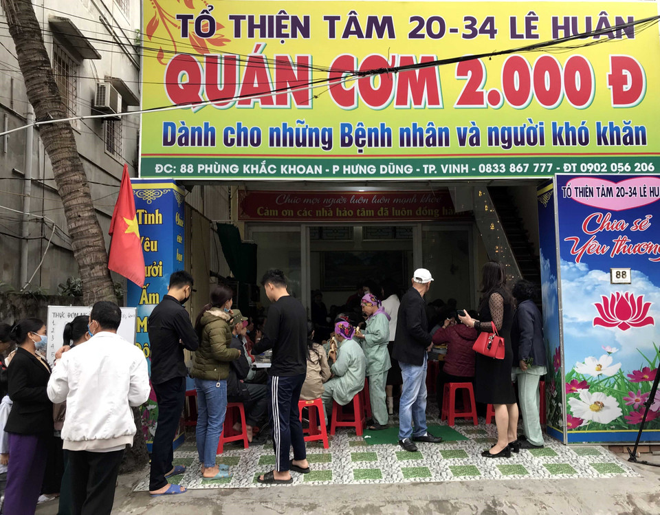 Quán cơm 2.000 Đ (đường Phùng Khắc Khoan, thành phố Vinh, tỉnh Nghệ An) mở cửa phục vụ các bệnh nhân, người lao động trưa thứ 3,5,7 hàng tuần. (Ảnh: Tá Chuyên/TTXVN)