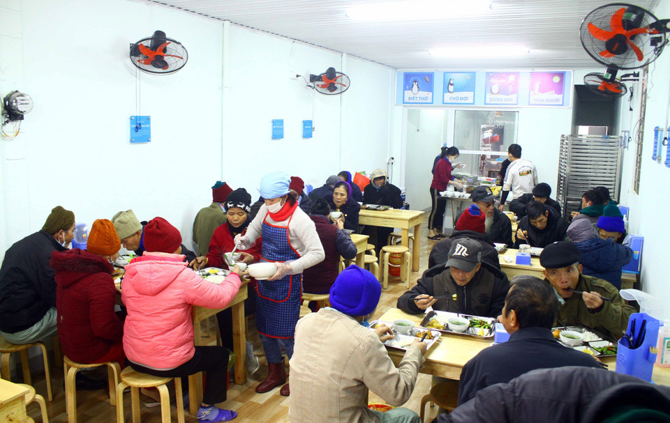 Mở cửa phục vụ từ giữa tháng 11/2020, quán cơm Yên Vui và quán cơm 2.000 đồng đã chia sẻ khó khăn cho nhiều bệnh nhân, người lao động nghèo. (Ảnh: Tá Chuyên/TTXVN)