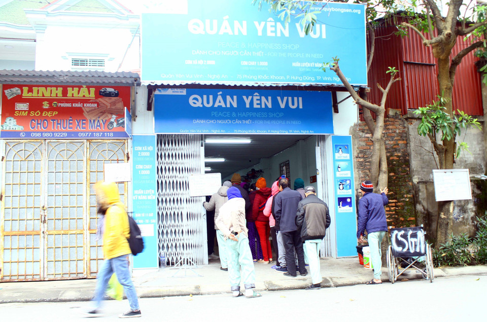 Quán Yên Vui (đường Phùng Khắc Khoan, thành phố Vinh, tỉnh Nghệ An) mở cửa phục vụ các bệnh nhân, người lao động trưa thứ 2, 4, 6 hàng tuần. (Ảnh: Tá Chuyên/TTXVN)