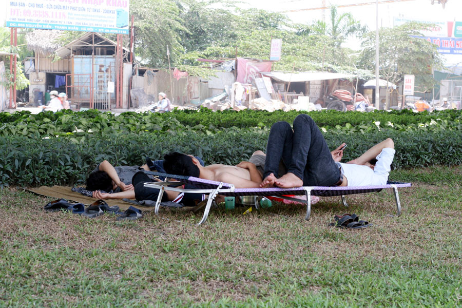 Thậm chí, cho dù có phải nằm "quay đầu" cũng được. (Ảnh: Trung Hiền/Vietnam+)