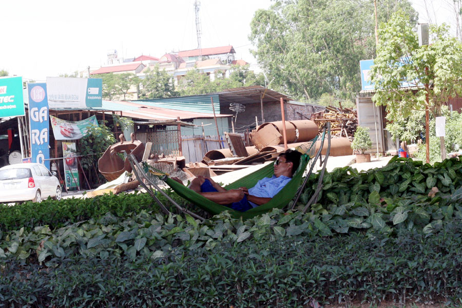 Những chiếc võng xếp cũng được huy động để làm chỗ nghỉ. (Ảnh: Trung Hiền/Vietnam+)
