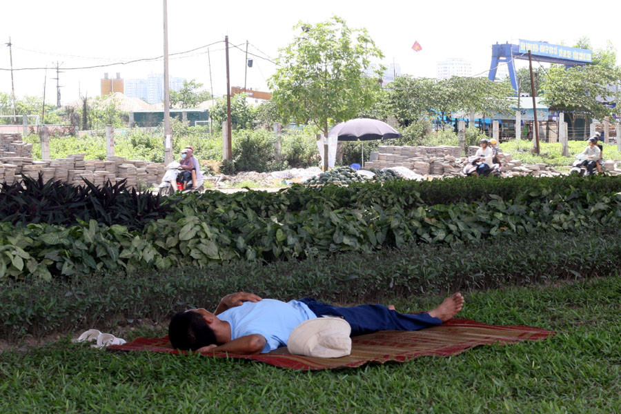 Với nhiều người, đây là sự lựa chọn khôn ngoan khi họ không được ở trong phòng lạnh hoặc quạt mát. (Ảnh: Trung Hiền/Vietnam+)