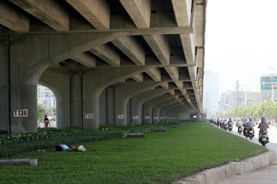 Dưới gầm đường trên cao (đoạn chạy qua phố Nguyễn Xiển), được nhiều người lao động chọn là nơi tá túc sau bữa cơm trưa. (Ảnh: Trung Hiền/Vietnam+)
