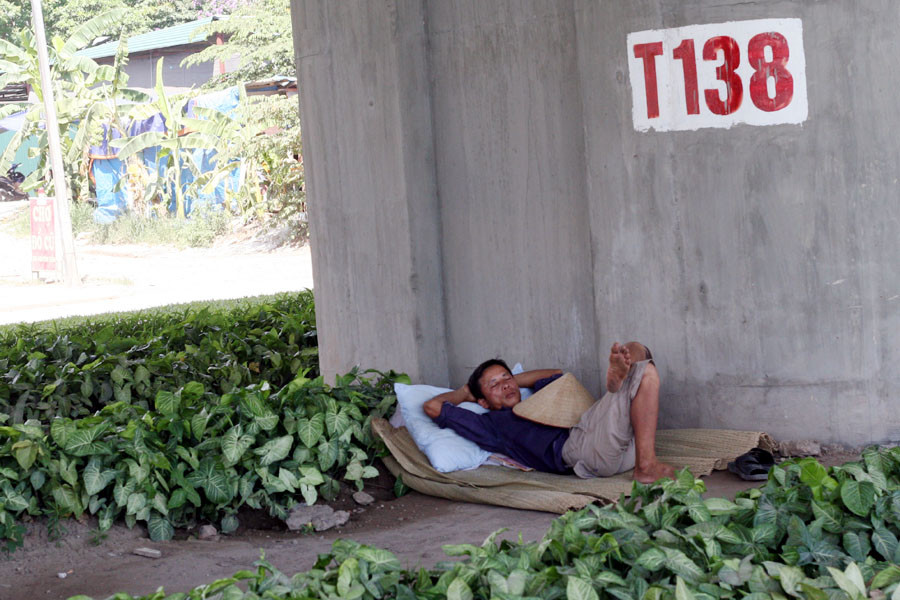 Hay chỉ đơn giản là một manh chiếu nhỏ cũng qua cơn buồn ngủ buổi trưa Hè. (Ảnh: Trung Hiền/Vietnam+)